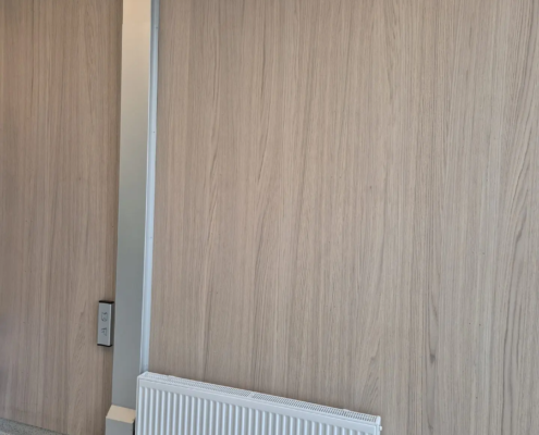 Robust beskyttelse av radiatorøyr. Levert av Førde Metallprodukt.