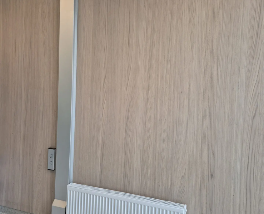 Robust beskyttelse av radiatorøyr. Levert av Førde Metallprodukt.