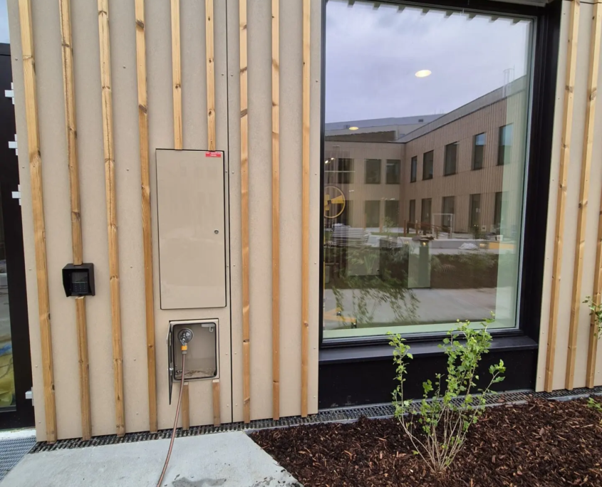Egenproduserete skap på spesialmål levert av Fjordpipe AS. Lakkert av Vestland lakkservice i Stryn.